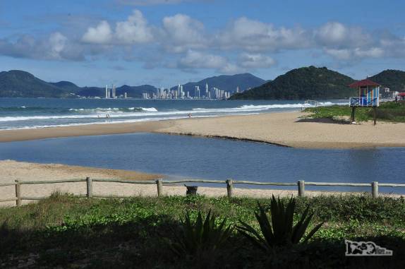 O rio que separa a Praia Brava da praia dos Amores, em Balneário Camboriú, litoral de Santa Catarina